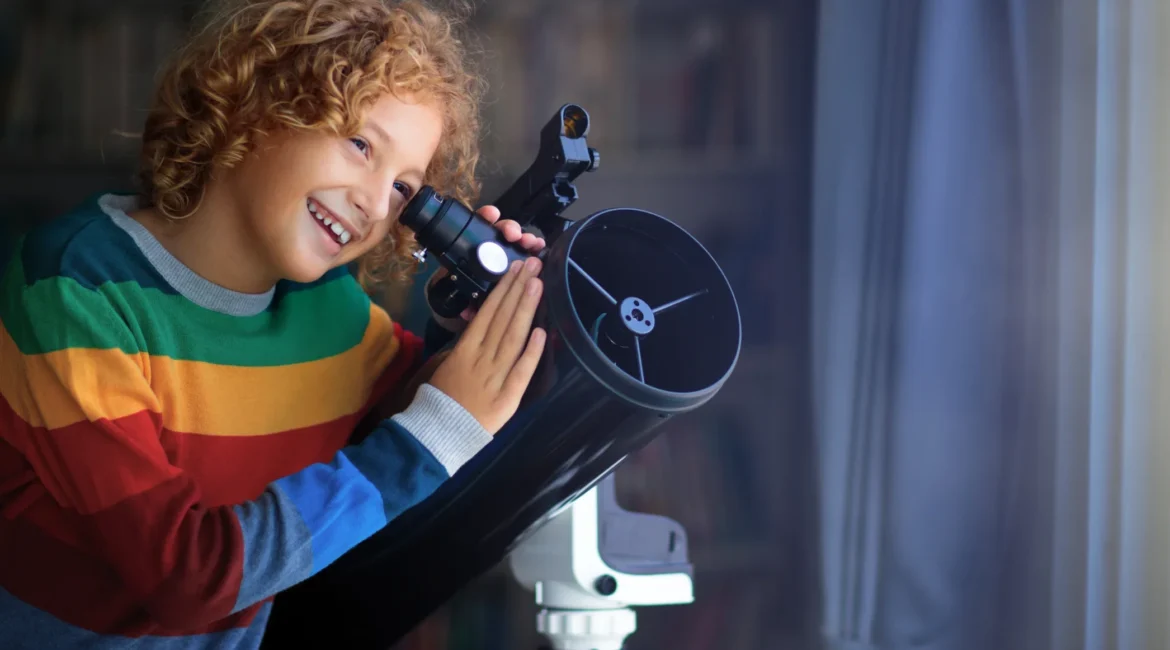 Chłopiec patrzy w teleskop - konkurs